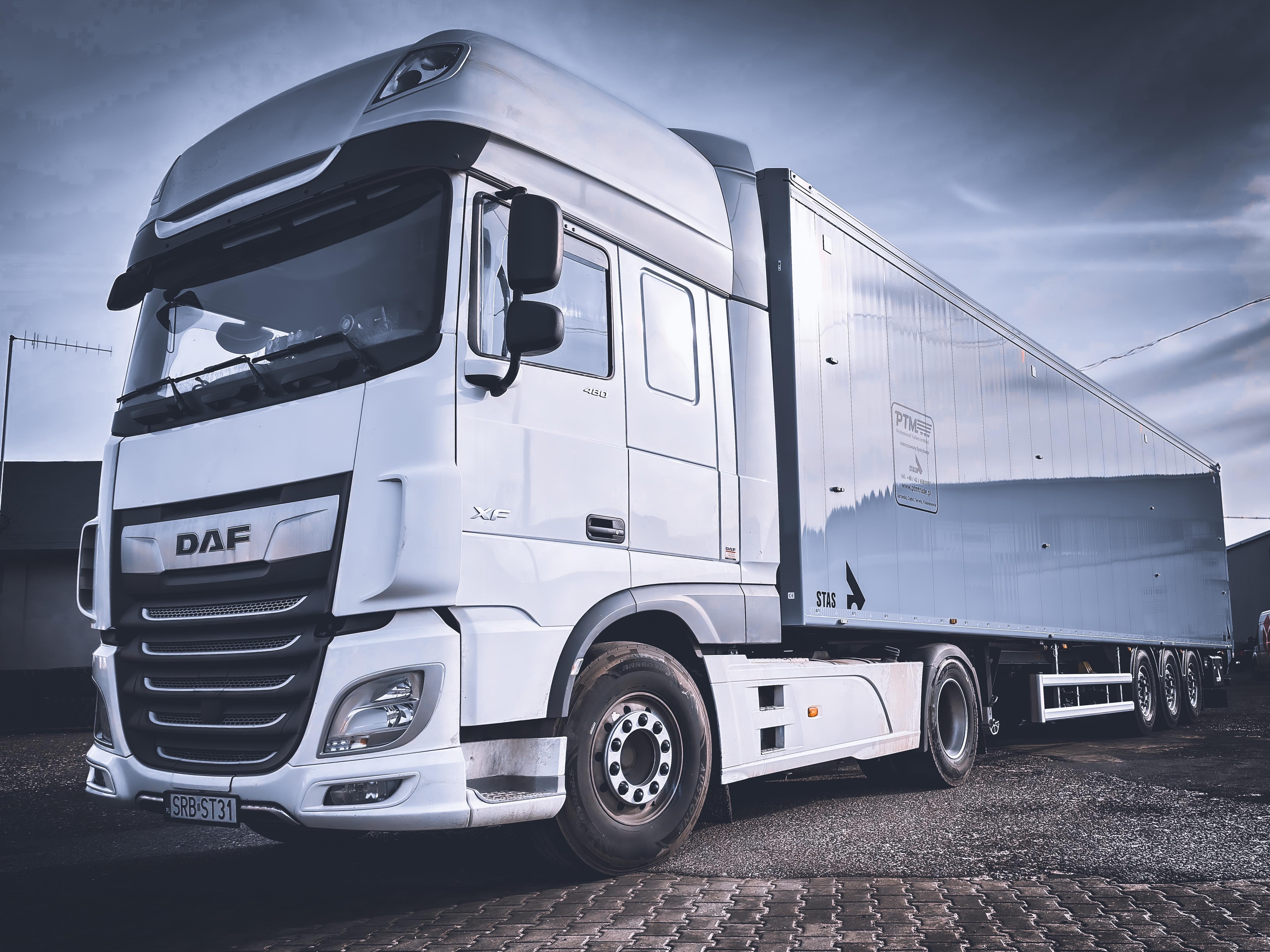 Biały ciągnik DAF XF z naczepą STAS - flota Maro-Trans