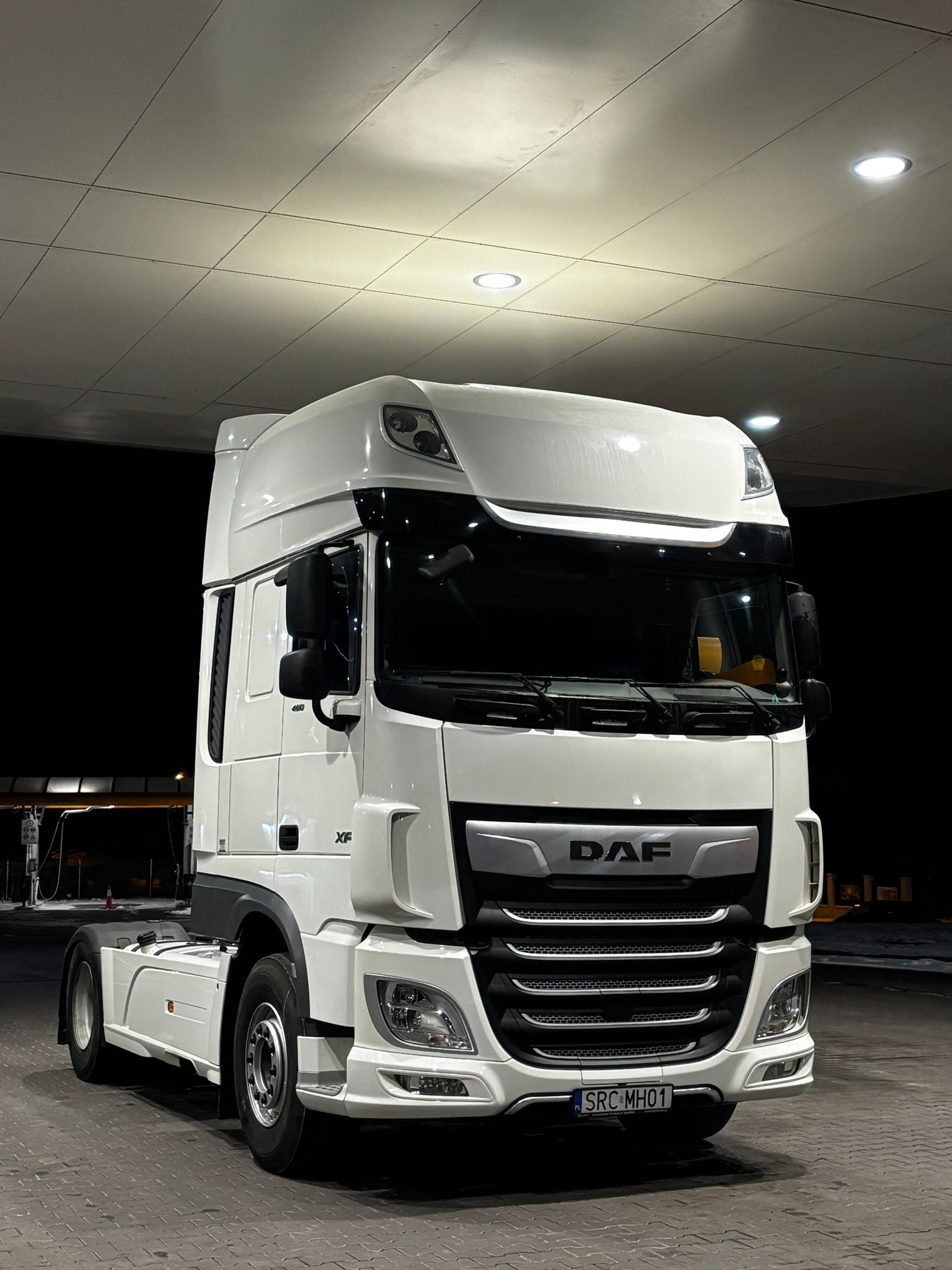 Biały ciągnik siodłowy DAF XF - flota Maro-Trans